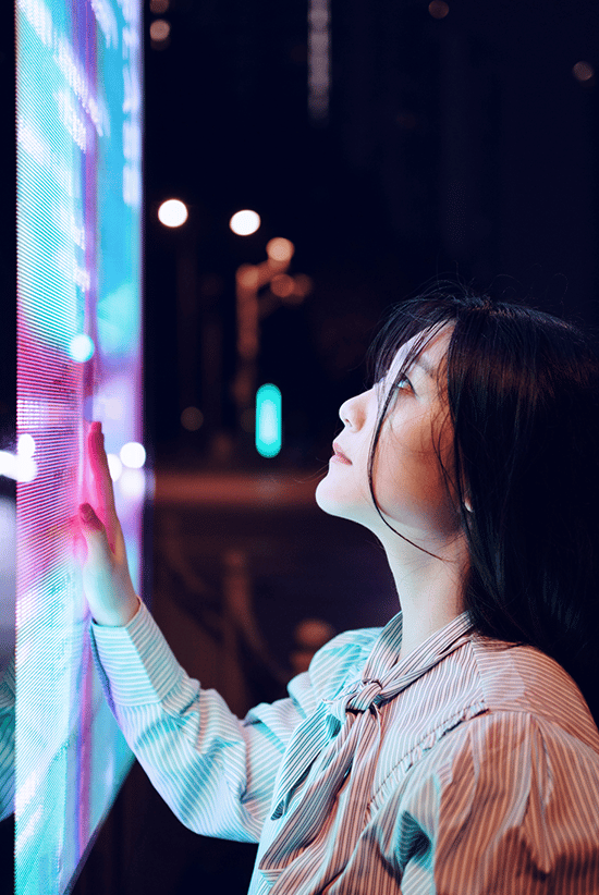 Femme devant un mur tactile